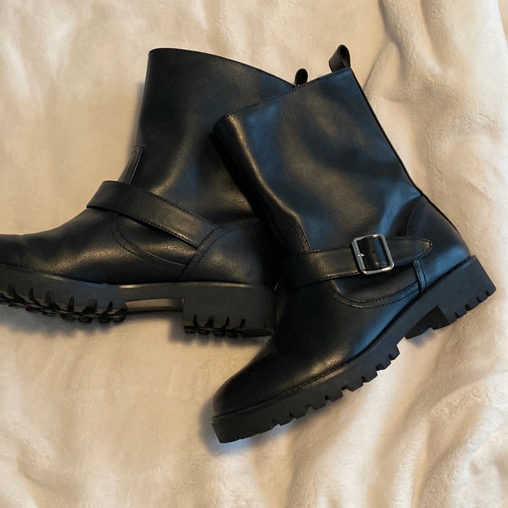 Black leather H&M boots